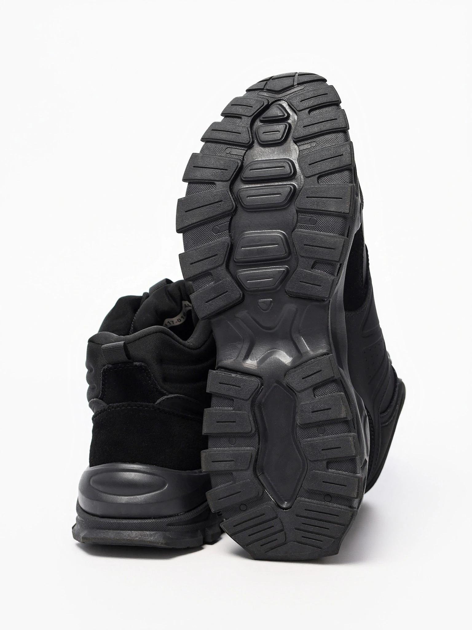 Кроссовки черного цвета комбинированные на средней объемной подошве